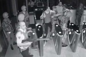 Askerler turnikeden silahlarını bırakarak ge&ccedil;tiler