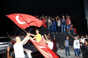 Erciş'te binlerce kişi protestolarını s&uuml;rd&uuml;r&uuml;yor