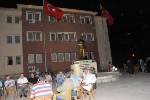 Hakkari'de Valilik &ouml;n&uuml;nde darbeye karşı n&ouml;bet eylemi