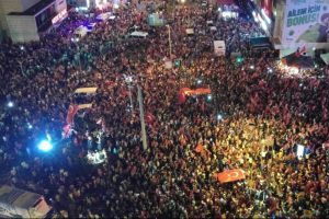 Bursa'da sokağa inen onbinler hep bir ağızdan İstiklal Marşı okudu