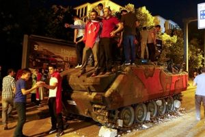 Ankara'da vatandaşlar zırhlı ara&ccedil;lar ile fotoğrafı &ccedil;ektiriyor