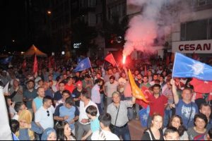 Eskişehir'de Ak Parti il binası &ouml;n&uuml;nde darbe protestosu