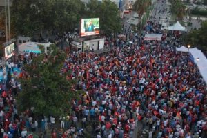 İzmirliler darbe karşı tek y&uuml;rek oldu