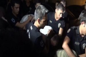 G&ouml;zaltındaki askerler parmak izleri alınması i&ccedil;in emniyete g&ouml;t&uuml;r&uuml;ld&uuml;