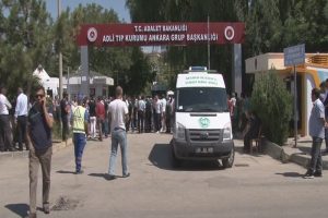 Adli tıp &ouml;n&uuml;nde ailelerin acı bekleyişi s&uuml;r&uuml;yor