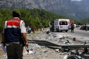 Tur otob&uuml;s&uuml; devrildi: 6 &ouml;l&uuml;, 20 yaralı