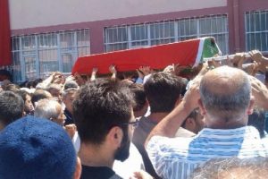 Darbeye karşı g&ouml;steride &ouml;len Akif Kapaklı toprağa verildi