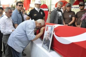 Darıca'da &ouml;zel harekat polisi g&ouml;zyaşlarıyla uğurlandı