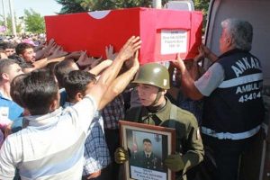 Darbe girişimcisi Tuğgenerali &ouml;ld&uuml;ren Astsubay Halisdemir toprağa verildi