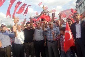 Vanlılar meydanları terk etmiyor