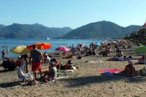 Başbakan konuştu, Marmarisliler soluğu plajda aldı