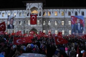 Sivas'ta demokrasi n&ouml;beti s&uuml;r&uuml;yor