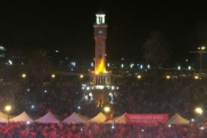 İzmir'de darbe karşıtı protestolar devam ediyor