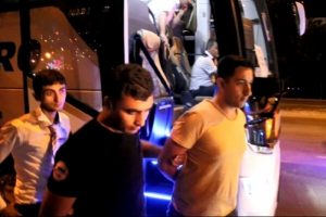 Ş&uuml;pheli g&ouml;r&uuml;len iki subay otob&uuml;sten indirilerek g&ouml;zaltına alındı