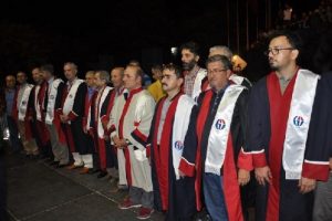 Akademisyenler c&uuml;bbelerini giyerek demokrasi n&ouml;beti tuttu