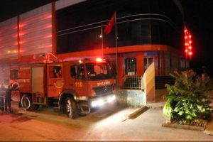 Cemaate yakınlığıyla bilinen okulu yakmaya &ccedil;alıştı