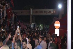 General Nurettin Baransel kışlası &ouml;n&uuml;nde tank hareketliliği