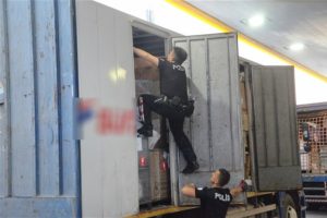 Ş&uuml;phelenilen kamyonlarla nefes kesen kovalamaca