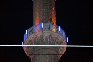 Minareye &ccedil;ıkıp Mehdi olduğunu iddia etti