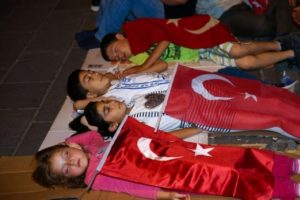 Meydanlar doldu, n&ouml;bet sabaha kadar s&uuml;rd&uuml;