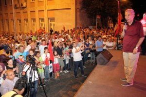 Balıkesirli vatandaşların demokrasi n&ouml;beti s&uuml;r&uuml;yor