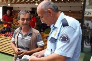 ATM'de unutulan bin 500 TL'yi polislere teslim etti