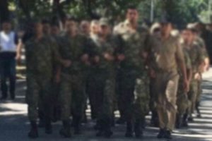 Albay, askerleri gece koşusuna &ccedil;ıkararak engel oldu
