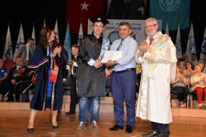 Bursa Uludağ &Uuml;niversitesi'nde mezuniyet coşkusu
