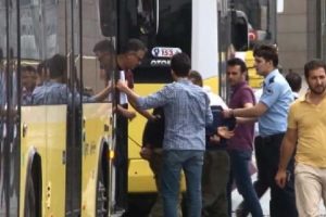 Bir grup asker &Ccedil;ağlayan Adalet Sarayı'na getirildi