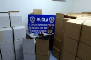 Bodrum'da 2 bin 388 şişe ka&ccedil;ak i&ccedil;ki yakalandı