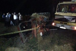 Hayvan y&uuml;kl&uuml; kamyon, trakt&ouml;rle &ccedil;arpıştı: 1 &ouml;l&uuml;, 2 yaralı