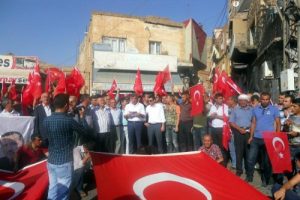 Derik'te darbe girişimi y&uuml;r&uuml;y&uuml;şle protesto edildi