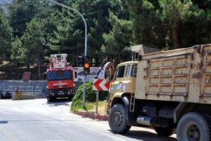 Eğirdir'de kışla kapısında kamyon ve itfaiyeli n&ouml;bet