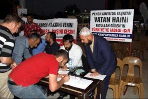 Fethullah G&uuml;len'in maketini astılar