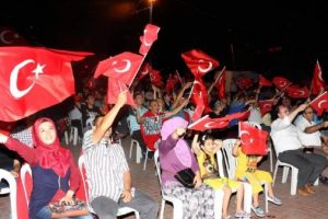 Antalya'da darbe girişimi protestoları s&uuml;r&uuml;yor