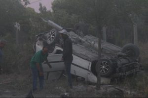 Otomobil şarampole yuvarlandı: 1 &ouml;l&uuml;, 1 yaralı