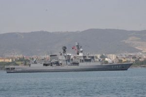 Komutanı rehin alan firkateyn sıkıştırıldı