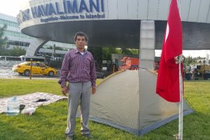 Havalimanına &ccedil;adırlı demokrasi n&ouml;beti