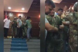 Valiliği basan askerleri vatandaş engelledi