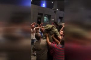 Vatandaşa silah doğrultmayan asker omuzlara alındı