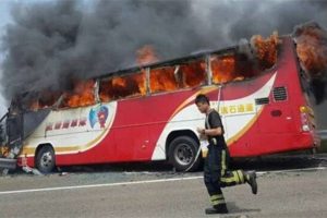 Tur otob&uuml;s&uuml; alev aldı: 26 &ouml;l&uuml;