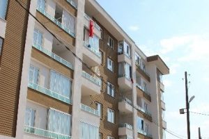 Apartmanın 5. katından d&uuml;şen yaşlı kadın &ouml;ld&uuml;