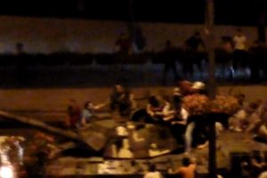 Vatandaşlar darbeci hainleri &ouml;l&uuml;m&uuml; g&ouml;ze alarak durdurmaya &ccedil;alıştı