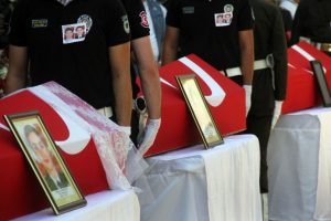 Adana şehitlerine ağladı