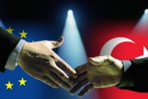 AB Komiseri: 'T&uuml;rkiye vize serbestisini bu yıl i&ccedil;inde alamayabilir'