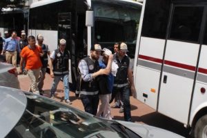 İzmir'de 24 hakim ve savcı tutuklandı