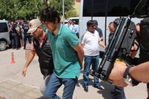 Şanlıurfa'da g&ouml;zaltındaki 40 hakim ve savcı adliyede
