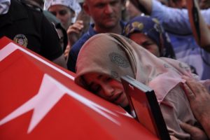 Şehidin eşi 'sarı sa&ccedil;larına nasıl kıydılar' diye ağıt yaktı