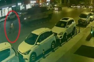İki tank &uuml;zerinden ge&ccedil;ti! Ayağa kalktı! Teredd&uuml;t etmeden...