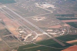 F-16'lar kalkmasın diye vatandaşlar piste yattı